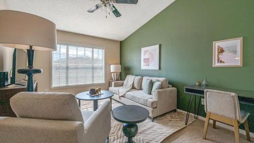 Brentwood Apartamento | Landing Modern Apartment with Amazing Amenities (ID8494X66)