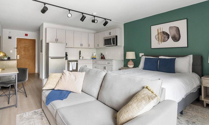 Northeast Raleigh Apartamento | Landing | Modern Studio, Gym, Pool