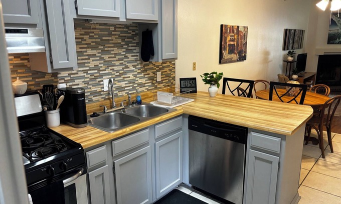 Northeast Pensacola Apartamento | Landing pad - under 2 miles to airport, 2 br, Free parking, WiFi