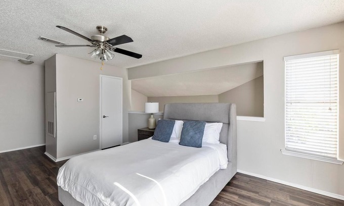 Grand Prairie Apartamento | Landing | Spectacular 1BD, Gym, Courtyard