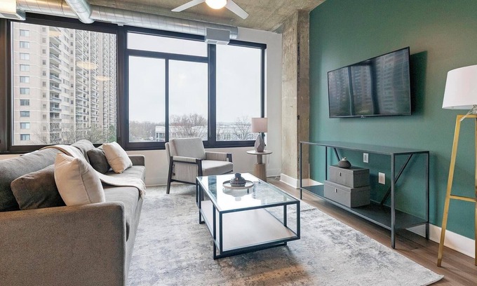 Baileys Crossroads Apartamento | Landing at Three Collective - 1 Bedroom in Fall...