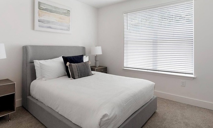 Crestline Heights Apartamento | Landing | Spectacular 2BD, Pool, Clubhouse