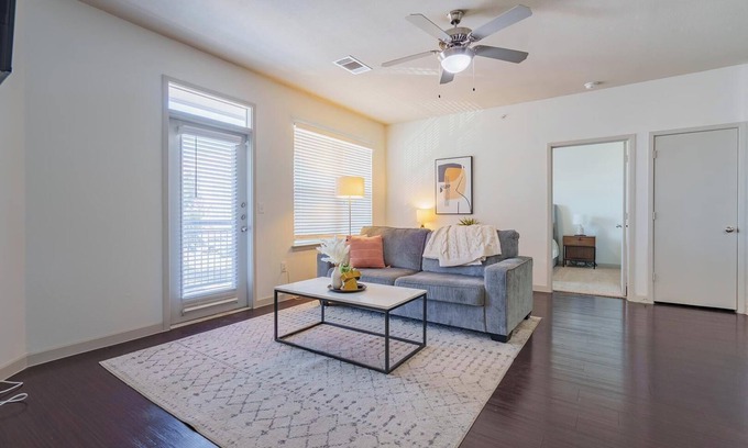 Terrell Heights Apartamento | Landing at Republic At Alamo Heights - 2 Bedroo...