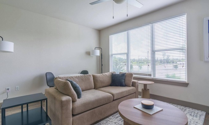 Conroe Apartamento | Landing at Enclave at Woodland Lakes - 1 Bedroo...