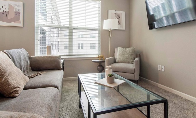 Chesterfield Apartamento | Landing | Stunning 2BD, Clubhouse, Courtyard
