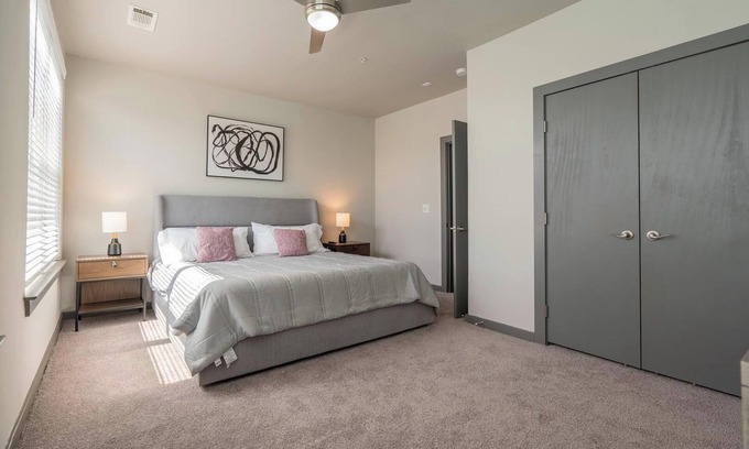 Tobin Hill Apartamento | Landing | Stunning 2BD, Courtyard, Gym