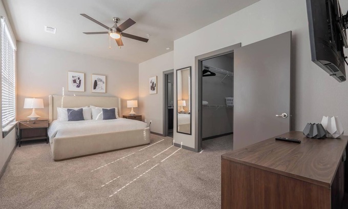 Tobin Hill Apartamento | Landing | Stunning 3BD, Courtyard, Clubhouse