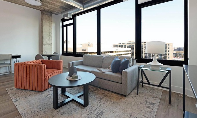 Baileys Crossroads Apartamento | Landing | Stylish 1BD, Game Room, Gym