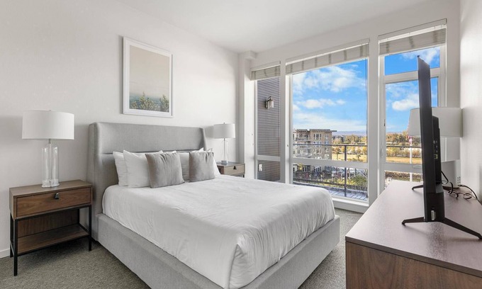 Hayden Island Apartamento | Landing | Chic 1BD, Courtyard, Pool
