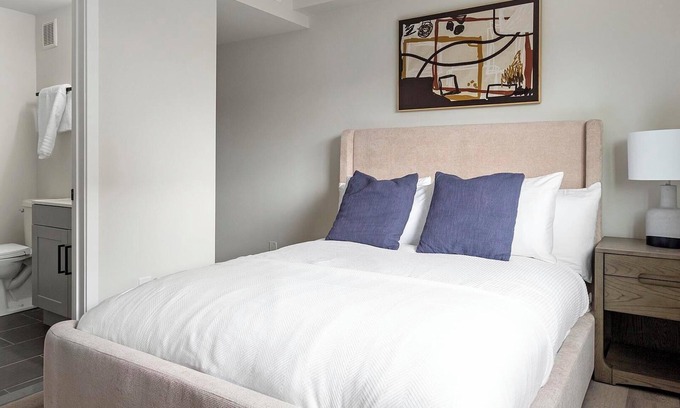 Spruce Hill Apartamento | Landing | Modern 2BD, Clubhouse, Gym