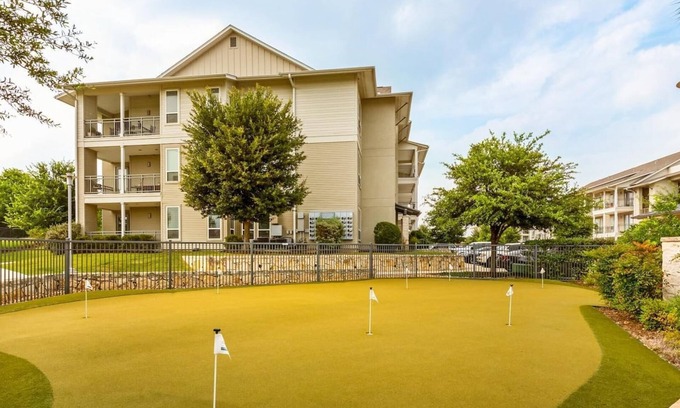 Buda Apartamento | Landing | Stylish 2BD, Clubhouse, Yoga Studio