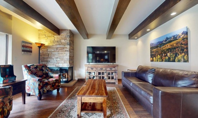 Vail Condominio | Amplio 2 dormitorios, moderno | El hito | L201