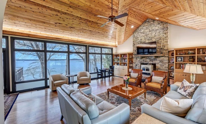 Mayhew Casa | Landover Lodge by AvantStay | Waterfront + Dock