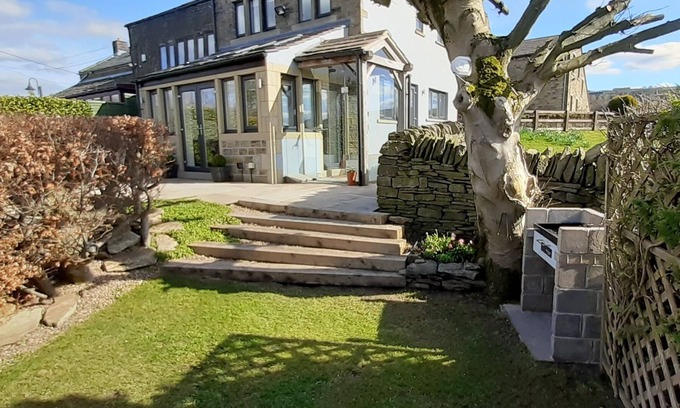 Hepworth Casa | Lane End Cottage Holmfirth - Panoramic Views, Modernised with offroad parking