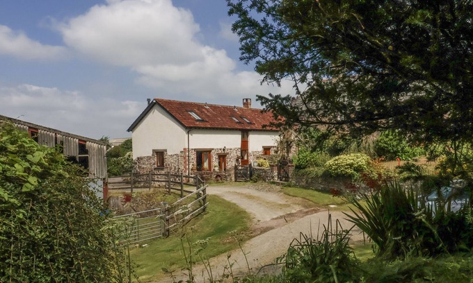 Brayford Cabaña | LANE END, family friendly, character holiday cottage in North Molton