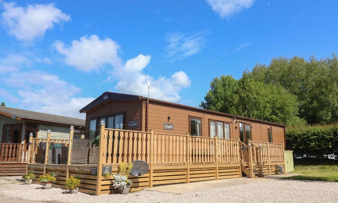 Yealand Conyers Cabaña | LANGDALE LODGE, pet friendly, with a garden in Tewitfield Marina