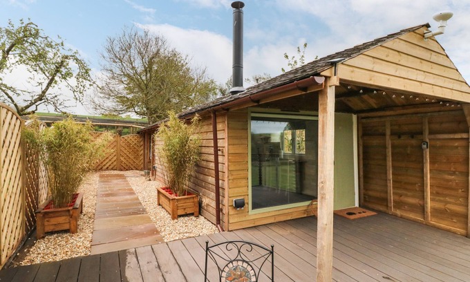 East Portlemouth Cabaña | LANGDALE LODGE, pet friendly, with open fire in Sampford Courtenay