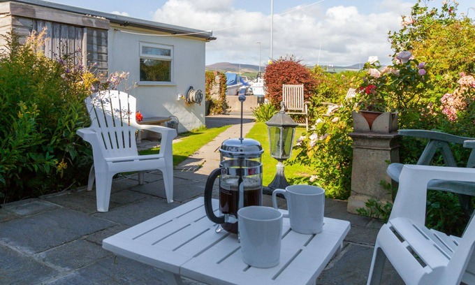 Port St Mary Cabaña | Langton Cottage - a holiday cottage that sleeps 6 guests in 3 bedrooms