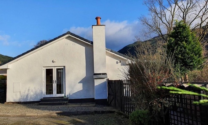 Arrochar Cabaña | Langview is an Idyllic 2 Bed cottage in Succoth near Arrochar with outside balcony area