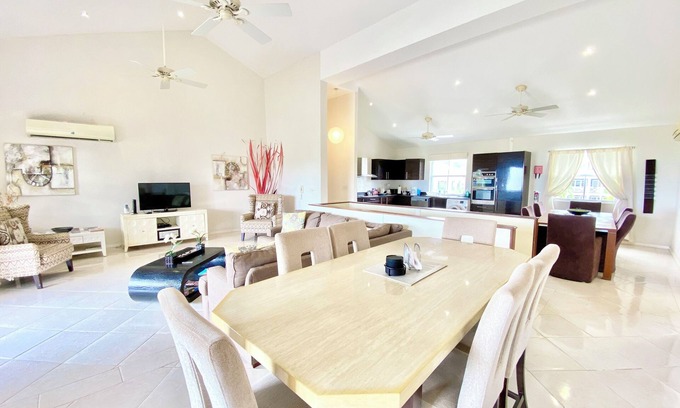 Merlin Bay Condominio | Lantana 4, 4 Bedroom Steps From The Beach With Two Swimming Pools