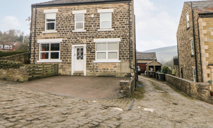 Hayfield Cabaña | LANTERN VIEW, pet friendly, with a garden in Hayfield