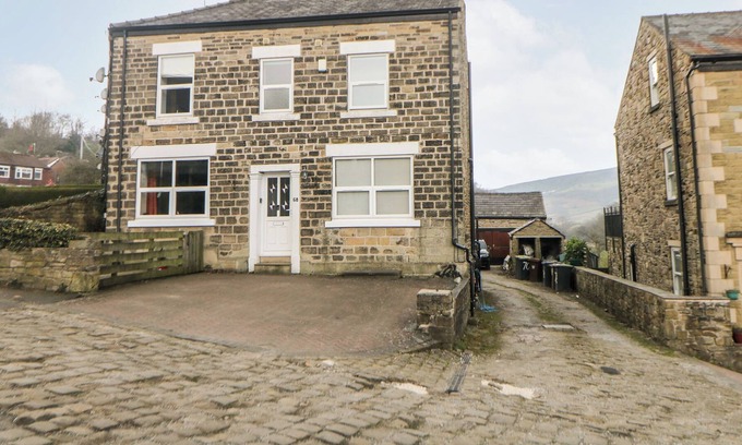 Hayfield Casa | LANTERN VIEW, pet friendly, with a garden in Hayfield