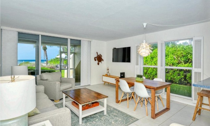 Longboat Key Apartamento | LaPlaya 101A Step out to the beach from your screened lanai Light and bright end unit