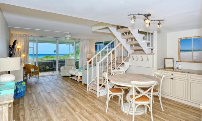 Longboat Key Apartamento | LaPlaya 102B-Directly on the beach with the warm Gulf waters waiting!