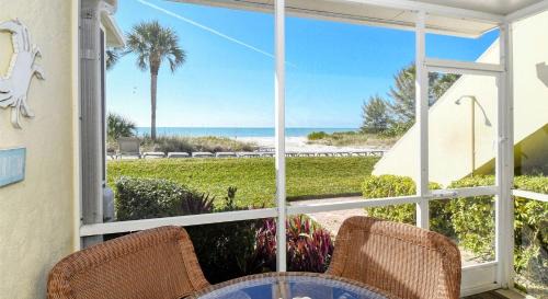 Longboat Key Apartamento | LaPlaya 104A Gulf front Walk right from your lanai onto the private beach