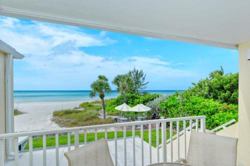 Longboat Key Apartamento | LaPlaya 201C Breathtaking Gulf panorama from this corner end unit with a private stairway to the beach