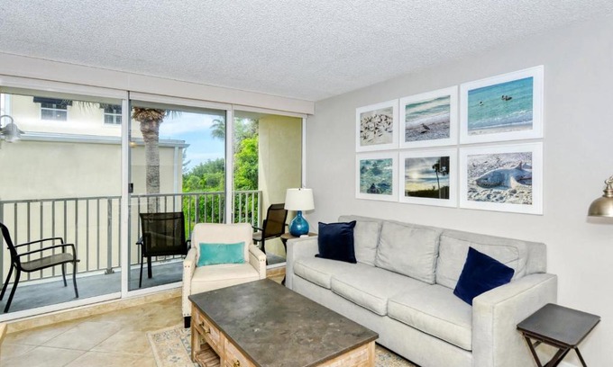 Longboat Key Apartamento | LaPlaya 202E Catch the gentle Gulf breezes on your private balcony beneath the swaying palms