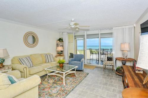 Longboat Key Apartamento | LaPlaya 204D Beach-lovers paradise 200 feet of private beach along the turquoise Gulf of Mexico