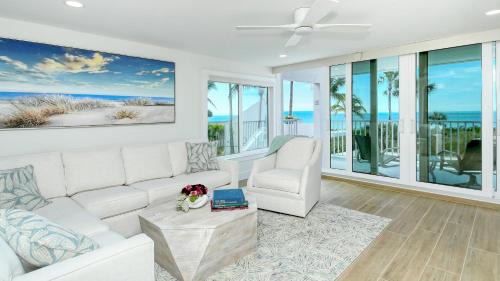 Longboat Key Apartamento | LaPlaya 206C Gorgeous vistas of the Gulf from this light and bright end unit with private access to the beach