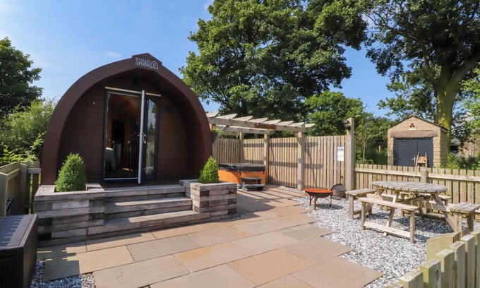 Knott End-on-Sea Cabaña | LAPWING LODGE, romantic, with hot tub in Lancaster