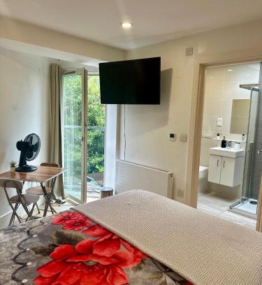 Lambeth Casa | Lara's Ensuite Double Room