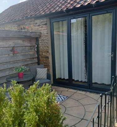 Wykeham Casa | Larch Cottage Ruston with hot tub, dogs go free