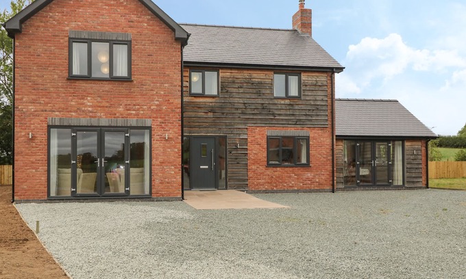 Forden Casa | LARCHWOOD COTTAGE, pet friendly, with a garden in Montgomery