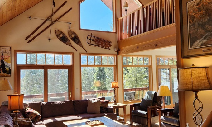 Sagle Casa | Larchwood Lodge with Lake View, Salt WaterHot Tub and Hiking Trails on 20 acres