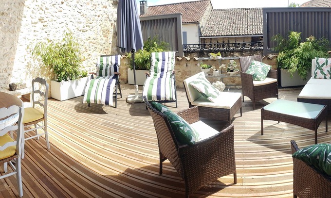 Villereal Casa | Large 260m2 bourgeois house with 36m2 terrace in the heart of Bastide Chromecast Tv
