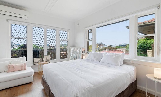 South Yarra Apartamento | Large 1 Bdrm Light Filled with City Views, South Yarra