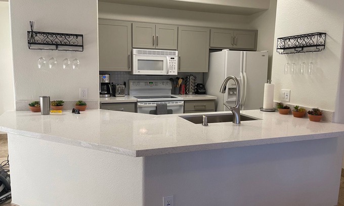 Tempe Condominio | Large 1-Bedroom Condo in Gated Comm/ Pools