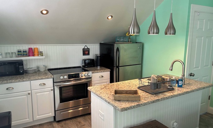 White St. Gallery Condominio | Large 1 bedroom condo in the historic area of Key West!
