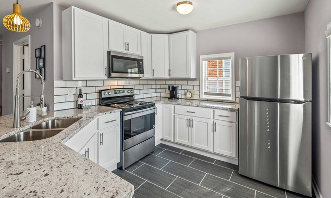 Murray Hill Casa | Large 1 bedroom house with full kitchen