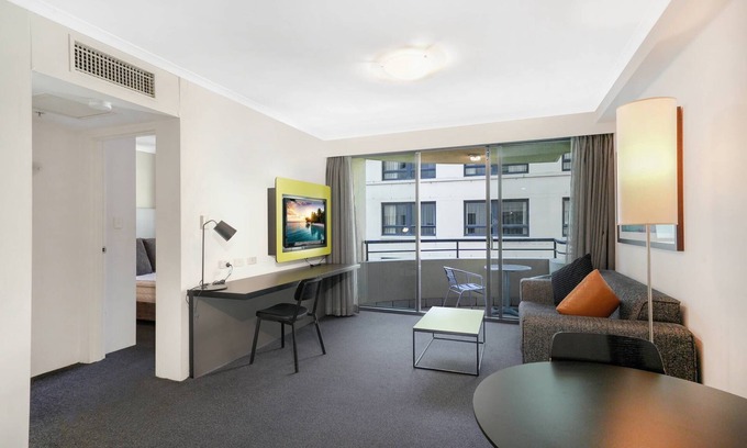 Parramatta CBD Apartamento | LARGE 1 BEDROOM UNIT + CAR SPACE PARRAMATTA CBD