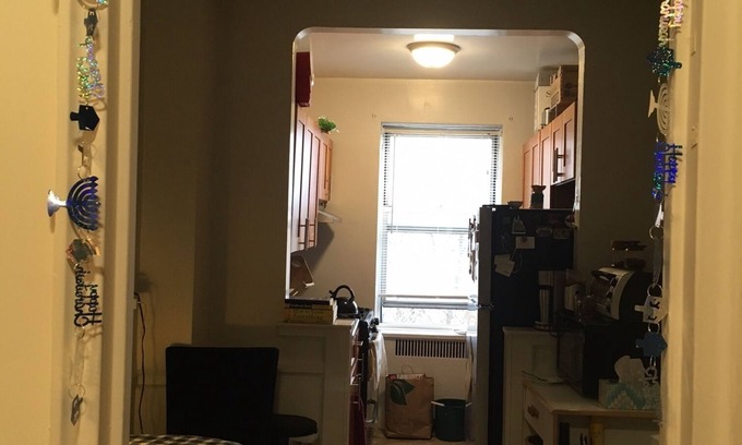 Fort George Apartamento | Large 1-br apartment near parks and shops. 5-min walk to subway, steps to buses
