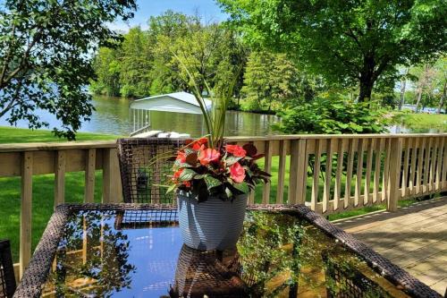 Paw Paw Casa | Large 1 BR Cottage, KING BED on the Lake
