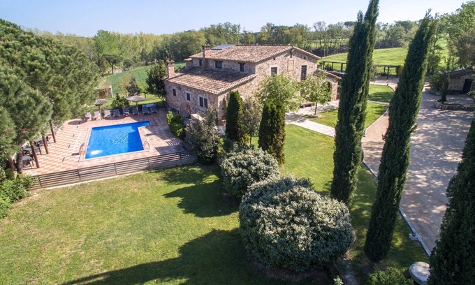 Vallcanera Villa | Masía con 10 grandes Habitaciones|34pers|Gran Sala de Juegos BBQ 45min de BCN