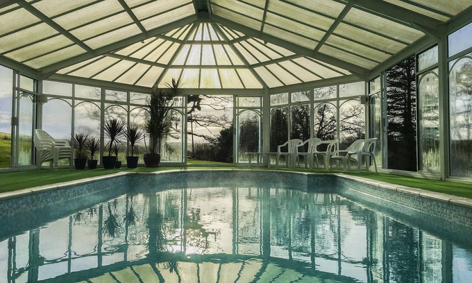 Whitland Otro | Large 17th Century farmhouse with inglenook fireplace and heated indoor pool