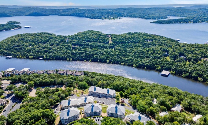 Kimberling City Condominio | Large 2 Bed Condo w Beautiful Deck Views-Free Attraction Tickets-Table Rock Lake Access