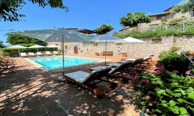 Spoleto Villa | Gran casa de 2 dormitorios, gran jardín privado, pueblo privado, terreno extenso